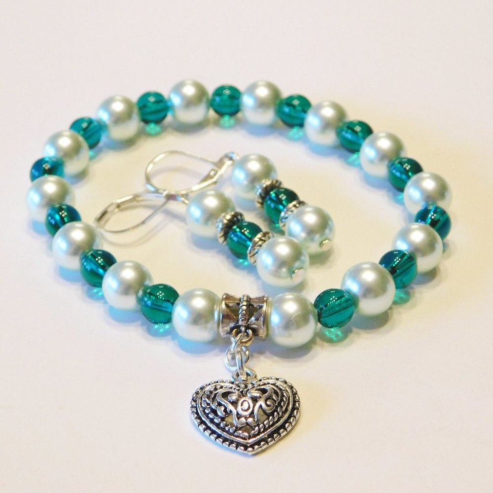 Handmade Green Glass Beaded Stretch Bracelet with Heart Charm & Earrings…